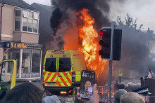 Násilnosti vypukli v utorok v meste Southport na severozápade Anglicka, kde v pondelok po útoku nožom zahynuli tri deti. FOTO: TASR/AP