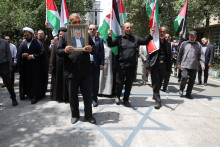 Ľudia sa v Teheráne zúčastňujú na protiizraelskom zhromaždení po zabití najvyššieho vodcu palestínskej skupiny Hamas Ismaíla Haníju. FOTO: Reuters/WANA