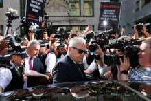 Bývalý moderátor správ BBC Huw Edwards nastupuje do auta pred Westminsterským magistrátnym súdom. FOTO: Reuters