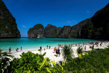 Jedna z najkrajších pláží na svete Maya Bay na thajskom ostrove Ko Phi Phi Le. FOTO: Reuters