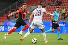 Hráč Trnavy Filip Twardzik a hráč Sarajeva Vladan Bubanja počas odvetného zápasu druhého predkola Európskej konferenčnej ligy medzi FC Spartak Trnava a FK Sarajevo v Trnave. FOTO: TASR/Lukáš Grinaj