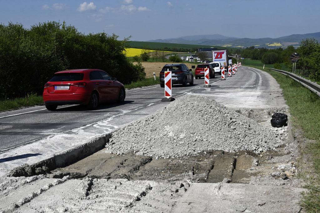 Jedna z najrozbitejších ciest pri Trenčíne sa opravuje od roku 2022. FOTO: TASR/R. Stoklasa