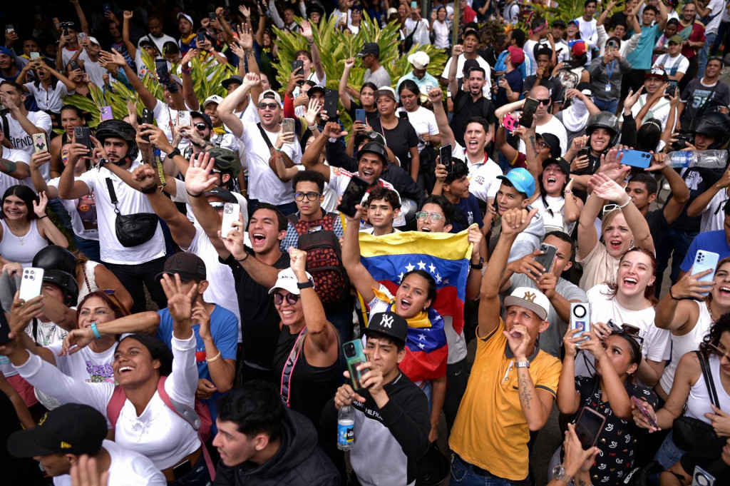 Ľudia sa zhromaždili na protest proti výsledkom volieb, ktoré udelili venezuelskému prezidentovi Nicolásovi Madurovi tretie funkčné obdobie. FOTO: Reuters