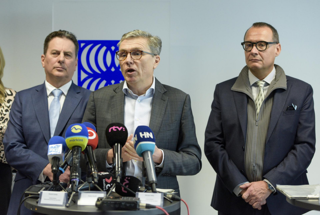 Zľava viceprezident Slovenskej bankovej asociácie Daniel Kollár, prezident SBA Peter Krutil a viceprezident SBA Michal Liday. FOTO: TASR/Pavol Zachar