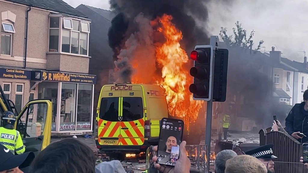 Násilnosti vypukli v utorok v meste Southport na severozápade Anglicka, kde v pondelok po útoku nožom zahynuli tri deti. FOTO: TASR/AP