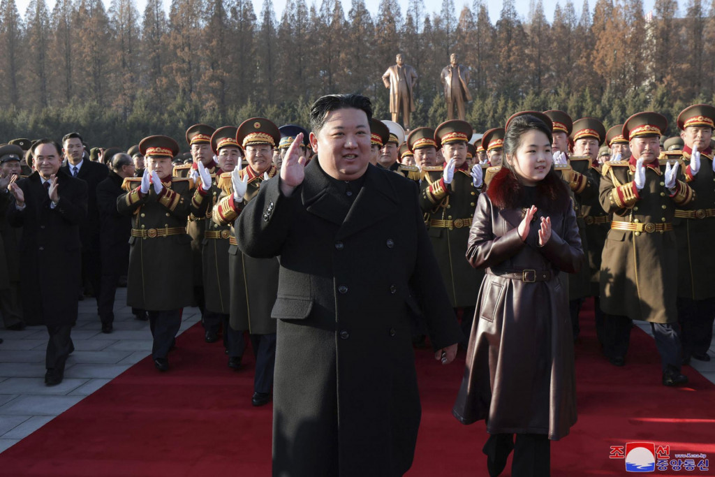 Severokórejský líder Kim Čong-un a jeho dcéra navštívili ministerstvo obrany počas podujatia pri príležitosti 76. výročia založenia armády v Severnej Kórei. FOTO: TASR/AP