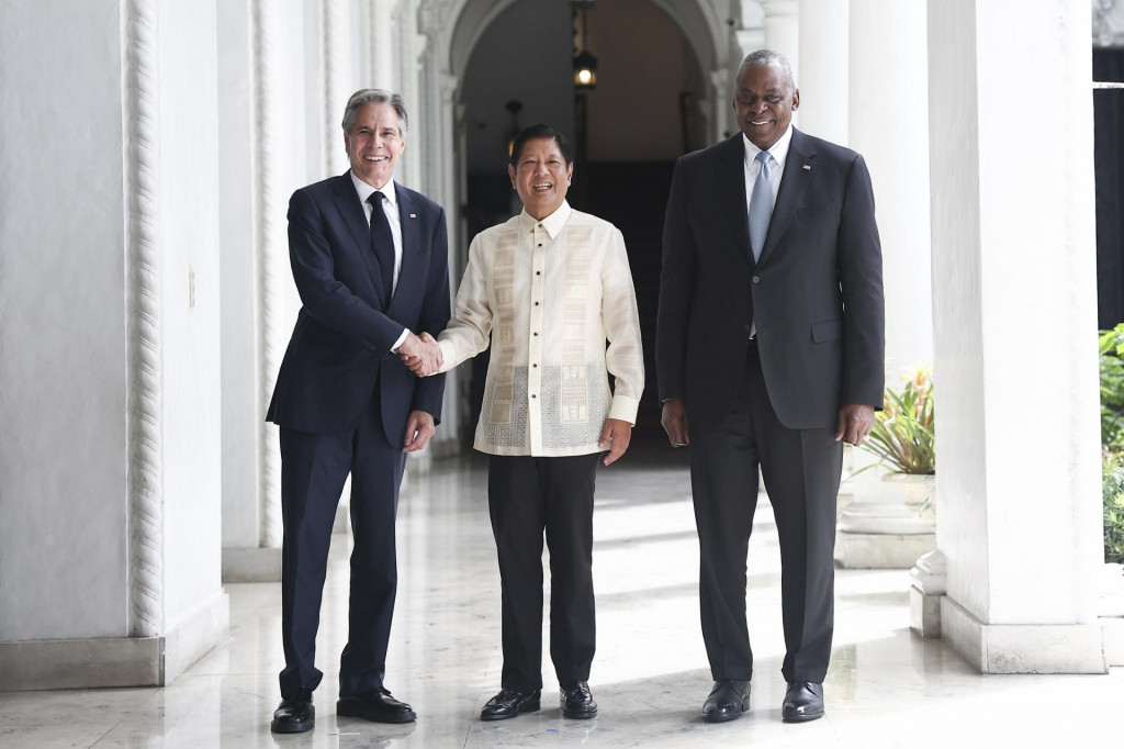 Americký minister zahraničných vecí Antony Blinken a americký minister obrany Lloyd Austin sa stretli s filipínskym prezidentom Ferdinandom Marcosom. FOTO: Reuters