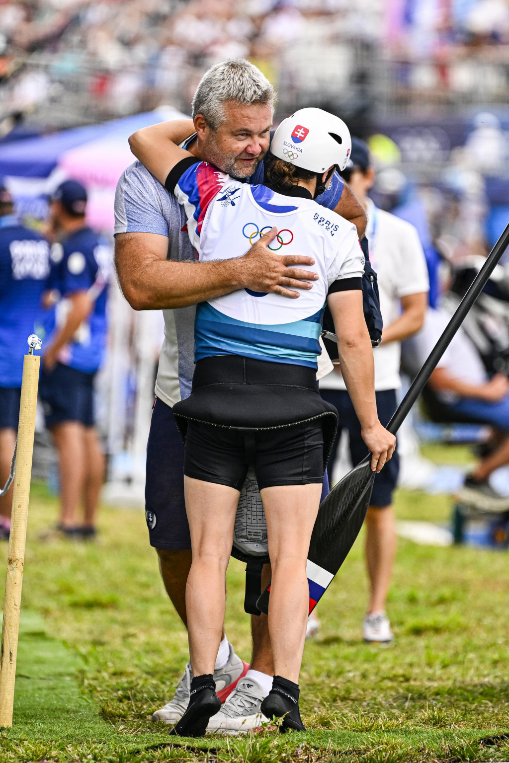 Slovenská vodná slalomárka Zuzana Paňková a jej tréner Peter Murcko sa objímajú po finálovej jazde v kategórii C1 žien počas XXXIII. letných olympijských hier v Paríži. FOTO: TASR/Michal Svítok