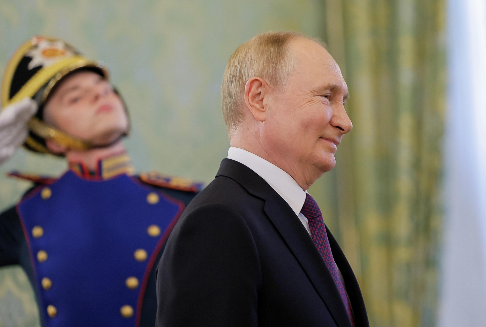 Ruskí väzni prepustení Západom pristáli v Moskve, privítal ich Putin