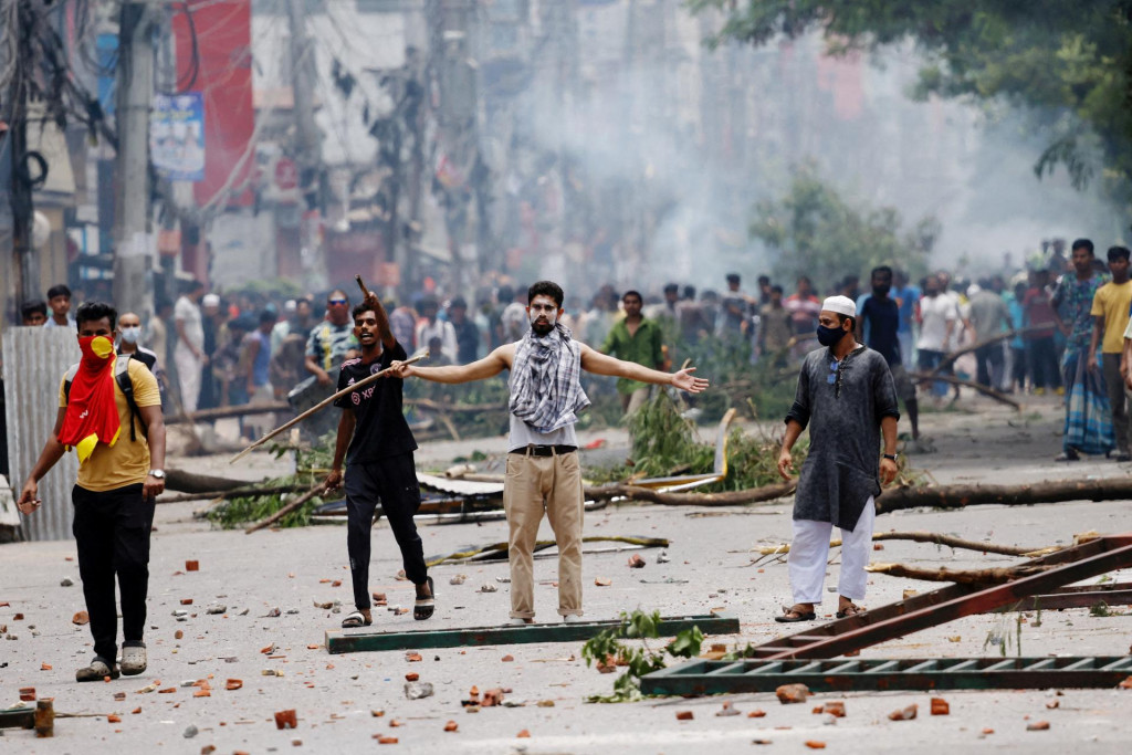 Študenti v Bangladéši protestovali proti reforme zákona, ktorá podľa nich značne zvýhodňovala deti vojnových hrdinov, ktorí v roku 1971 vybojovali nezávislosť krajiny od Pakistanu. ​FOTO: Reuters