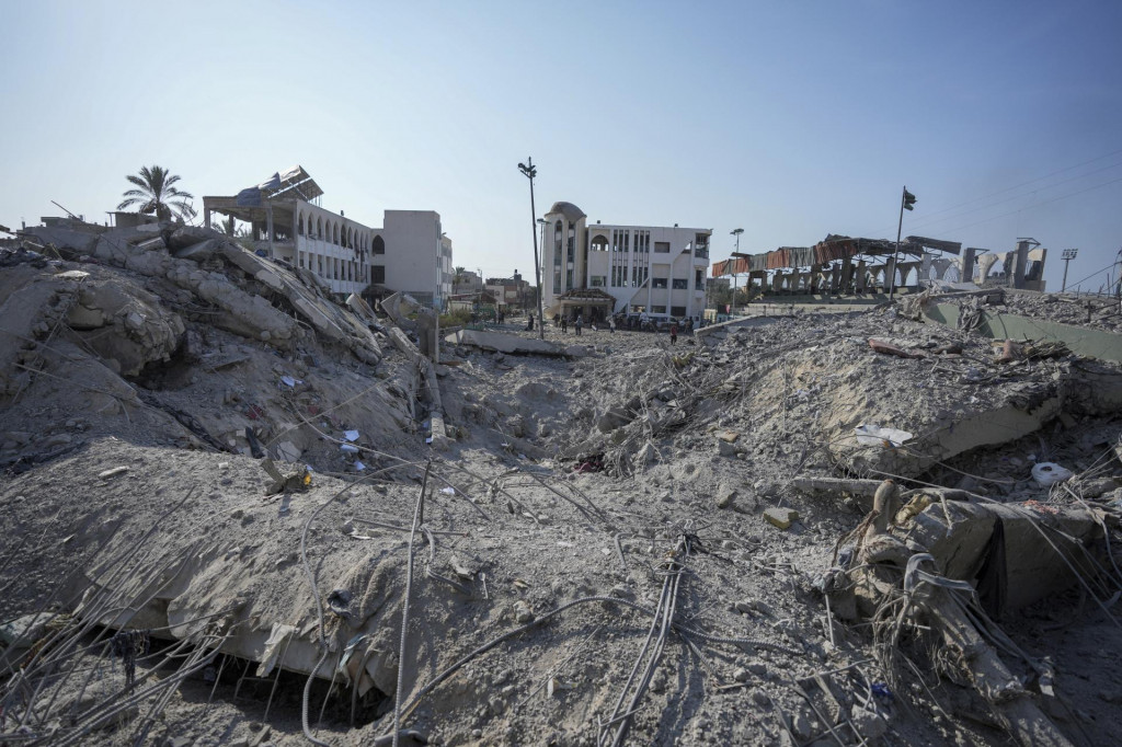 Palestínčania prehľadávajú trosky a pátrajú po preživších po leteckom útoku Izraela na budovu školy v meste Dajr al-Balah v centrálnej časti Pásma Gazy. FOTO: TASR/AP