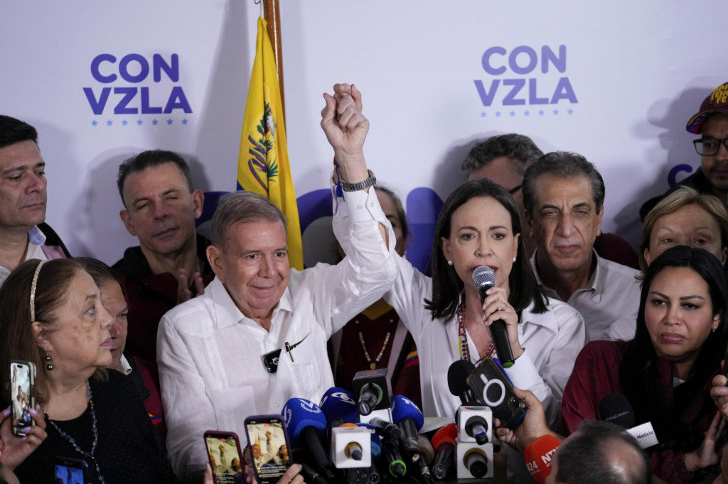 Líderka venezuelskej opozície María Corina Machadová a venezuelský prezidentský kandidát Edmundo González Urrutia počas tlačovej konferencie po prezidentskách voľbách v Caracase. FOTO: TASR/AP