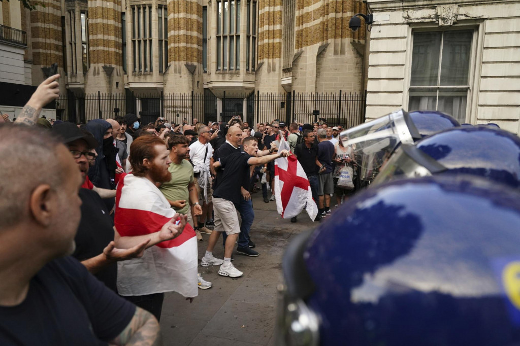 Protestujúci v kolízii s políciou počas protestu po pondelkovej vražde troch dievčat na tanečnom podujatí pre deti venovanom tvorbe americkej speváčky Taylor Swiftove. FOTO: TASR/AP