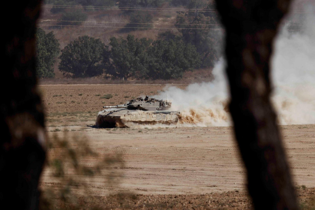 Tank manévruje na izraelskej strane hranice medzi Izraelom a Gazou. FOTO: Reuters