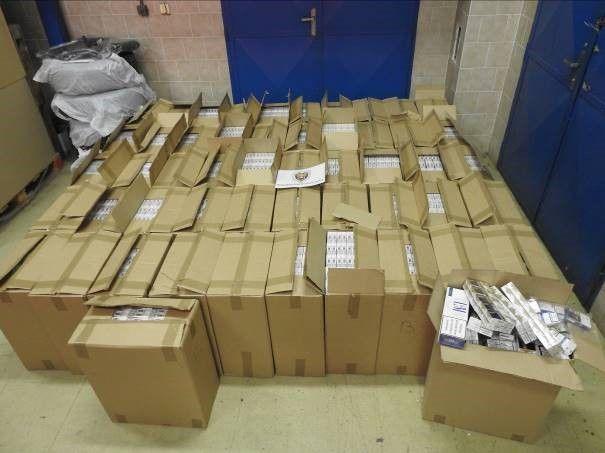 Magnet pre pašerákov. Príslušníci finančnej správy zadržali stovky cigariet na piešťanskom letisku