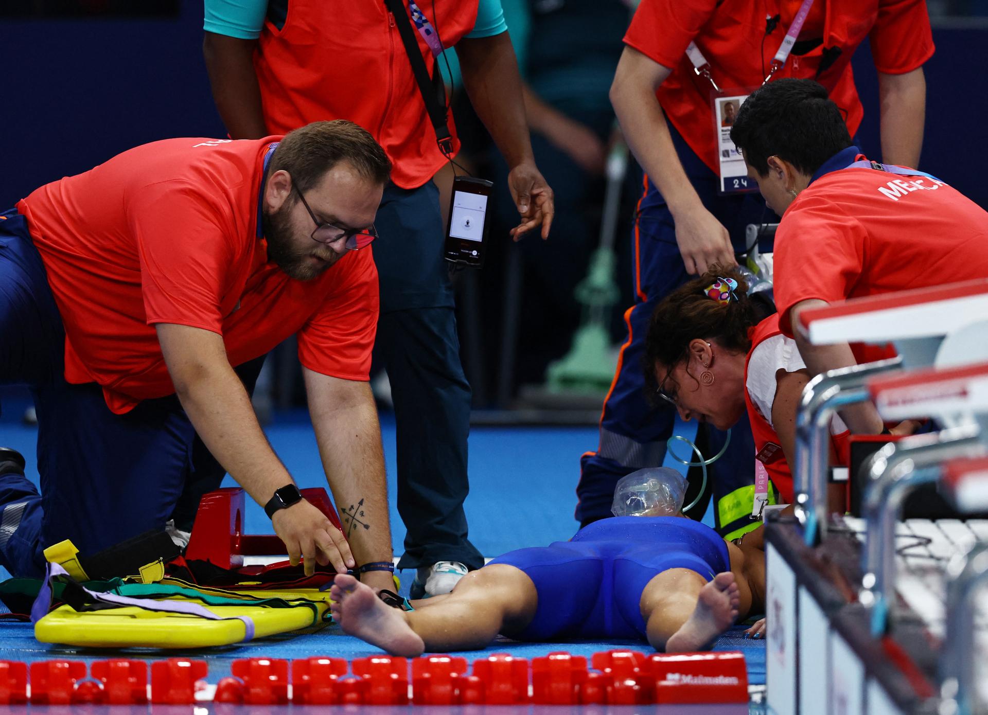 Olympiáda v Paríži: Naša plavkyňa po pretekoch skolabovala, odniesli ju na nosidlách