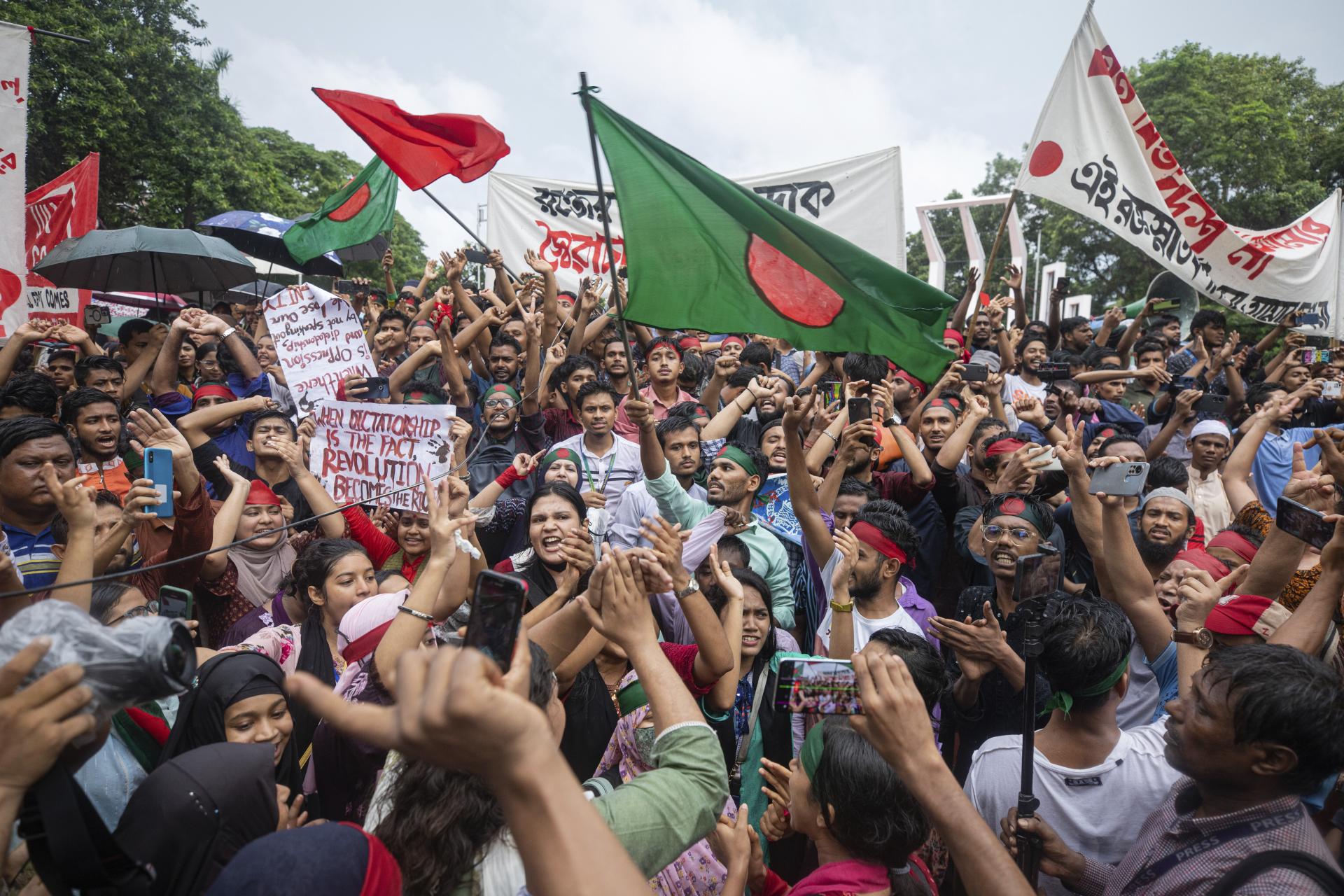Tisíce protestujúcich v Bangladéši žiadajú odstúpenie premiérky po násilných stretnutiach