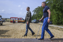 Predseda vlády Robert Fico symbolicky zlomil barlu, na ktorú bol týždne odkázaný. FOTO: TASR/J. Novák