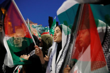 Propalestínsky protest v Istanbule po zavraždení šéfa Hamasu. FOTO: Reuters