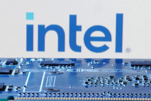 Na tomto obrázku je v blízkosti základnej dosky počítača zobrazené logo Intel. FOTO: Reuters