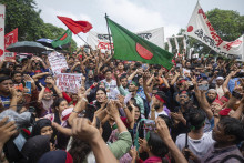 Aktivisti protestujú proti bangladéšskej premiérke Hasíne Vadžídovej v hlavnom meste Dháka. FOTO: TASR/AP