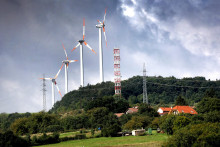 Rast obnoviteľných zdrojov energie, najmä veternej a solárnej, bol hlavnou hnacou silou. FOTO: archív HN