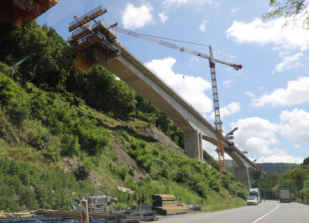 Doprastav pracuje na megaprojekte rýchlostnej cesty R2 medzi Kriváňom a Mýtnou. FOTO: HN/Peter Mayer