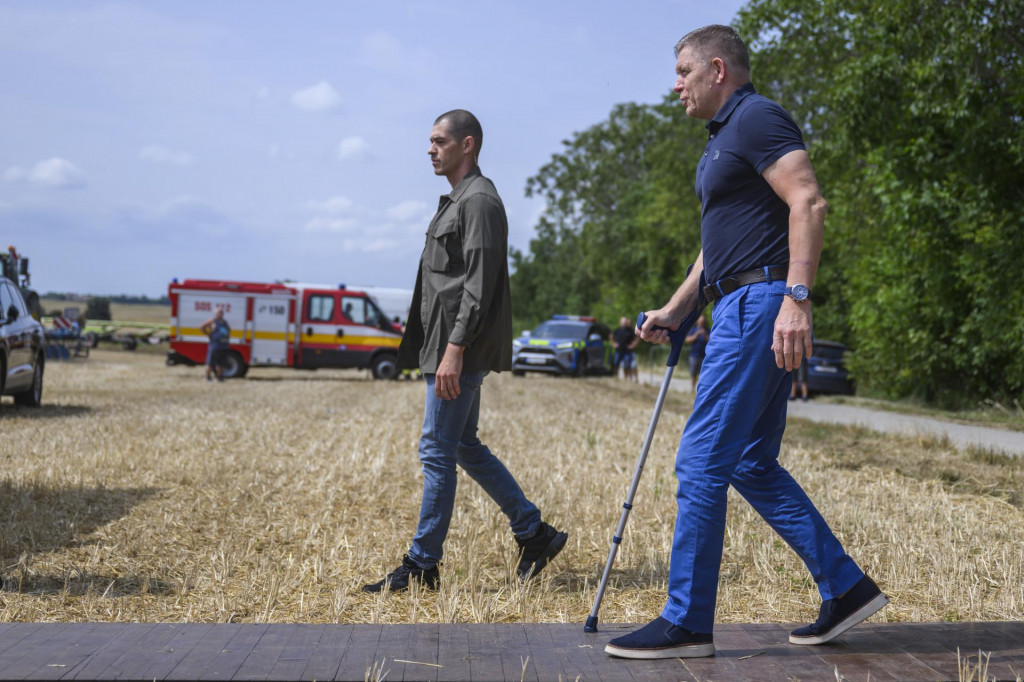 Predseda vlády Robert Fico symbolicky zlomil barlu, na ktorú bol týždne odkázaný. FOTO: TASR/J. Novák