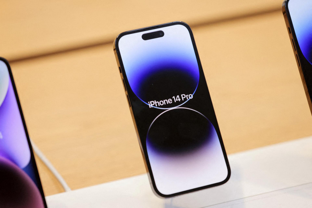 Firma Apple predáva čoraz menej iPhonov, darí sa jej však pri predajoch iPadov a pri službách.