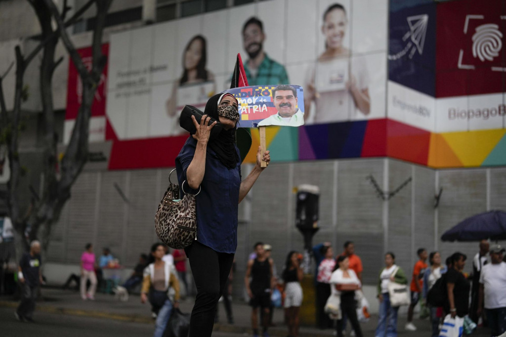 Stúpenkyňa venezuelského prezidenta Nicolása Madura drží transparent s nápisom v španielčine ”Maduro, láska k národu”. FOTO: TASR/AP