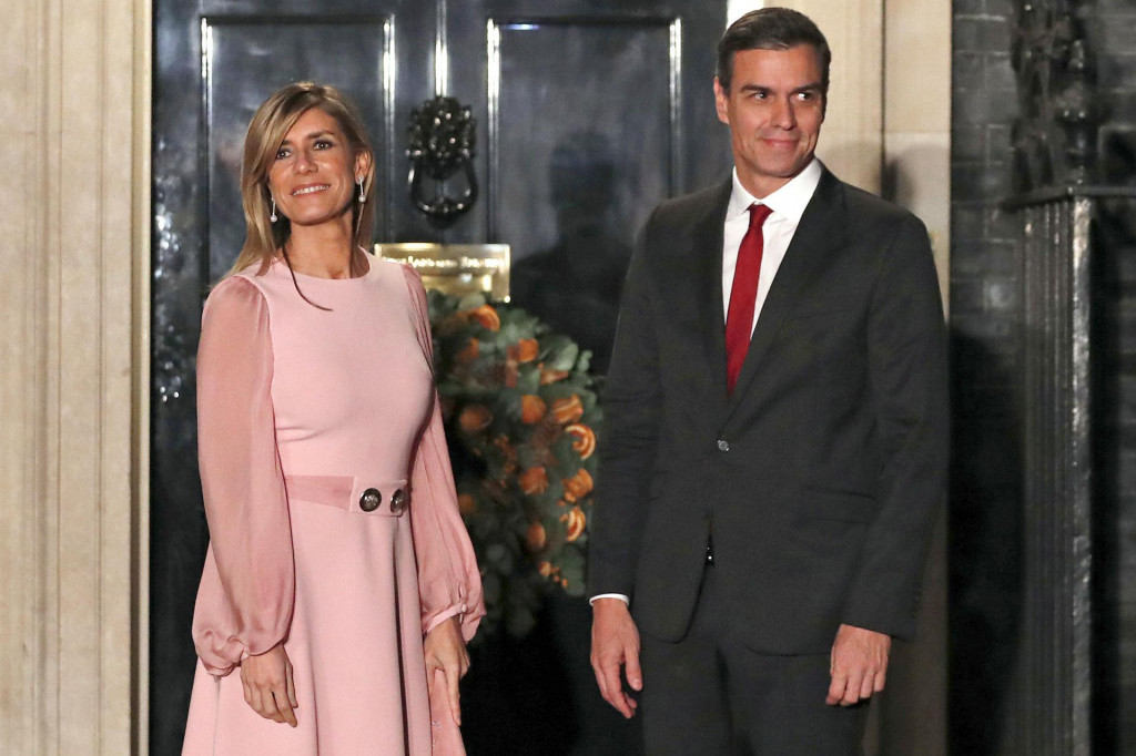 Španielsky premiér Pedro Sánchez a jeho manželka María Begona Gómezová. FOTO: TASR/AP