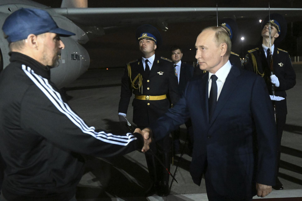 Agent ruskej tajnej služby FSB Vadim Krasikov, ktorého víťa ruský prezident Vladimir Putin na letisku Vnukovo v Moskve. FOTO: TASR/AP