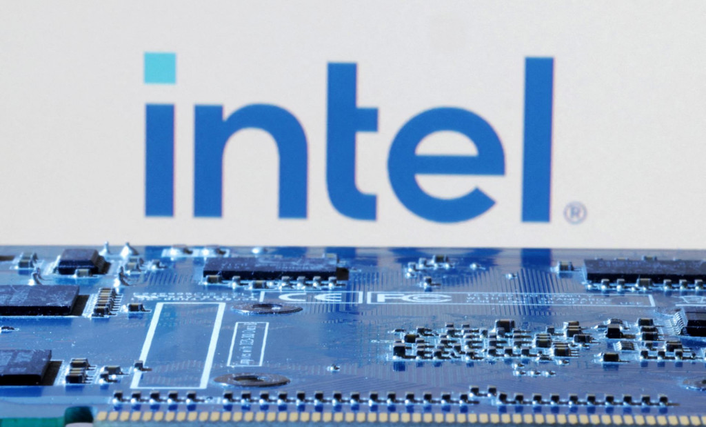 Na tomto obrázku je v blízkosti základnej dosky počítača zobrazené logo Intel. FOTO: Reuters