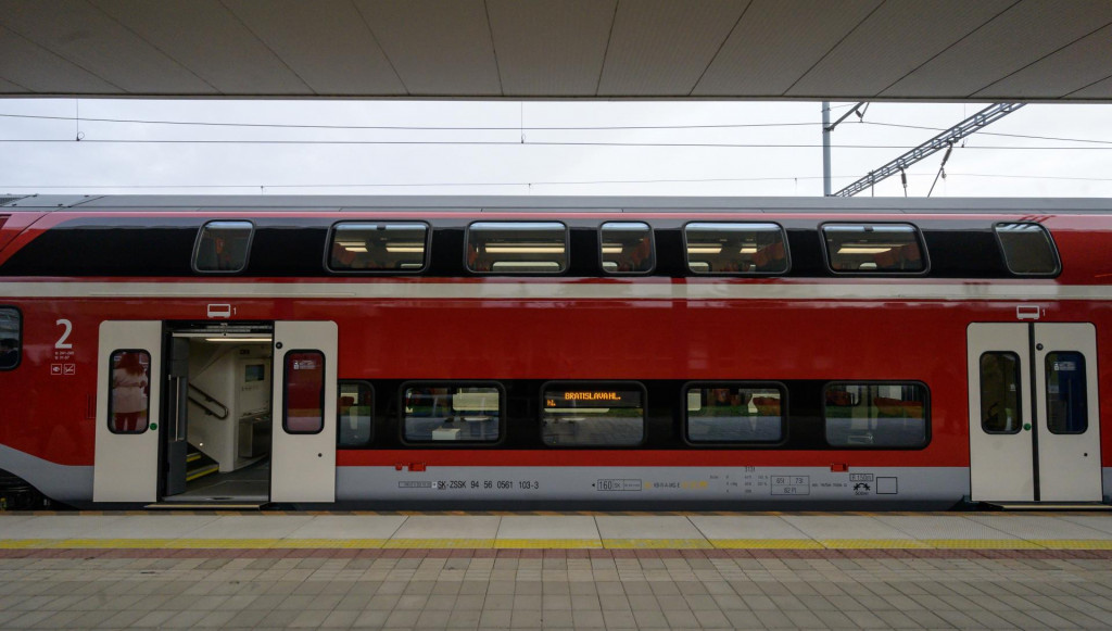 Elektrické dvojposchodové vlakové súpravy budú jazdiť na frekventovaných tratiach západného Slovenska z Bratislavy do Trenčína a do Nových Zámkov. FOTO: TASR/Henrich Mišovič