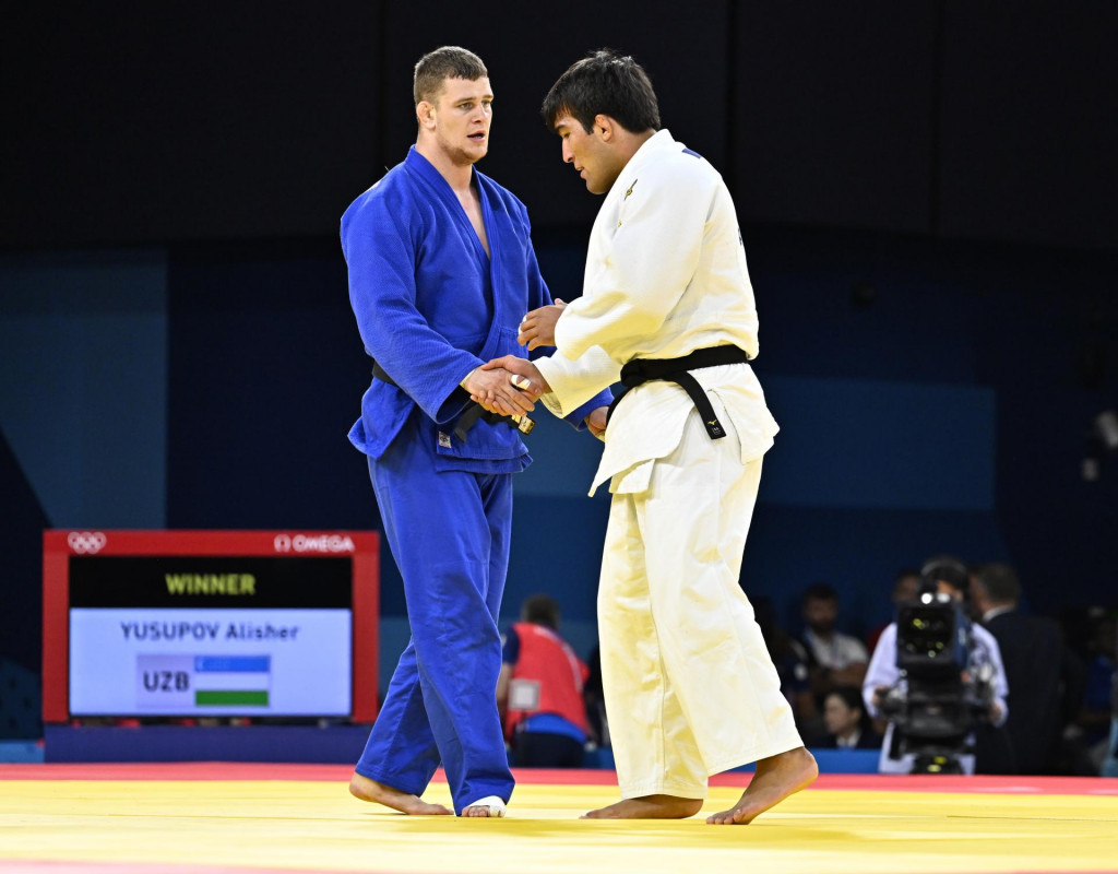 Vľavo slovenský džudista Márius Fízeľ a Uzbek Ališer Jusupov v druhom kole počas olympiády v Paríži. FOTO: TASR/Michal Svítok