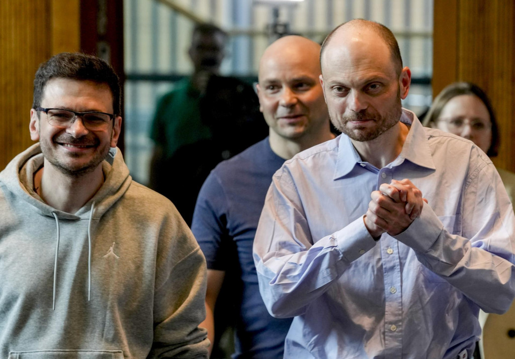 Prepustení ruskí politickí väzni zľava Iľja Jašin, Andrej Pivovarov a Vladimir Kara-Murza prichádzajú na tlačovú konferenciu v Bonne. FOTO: TASR/AP