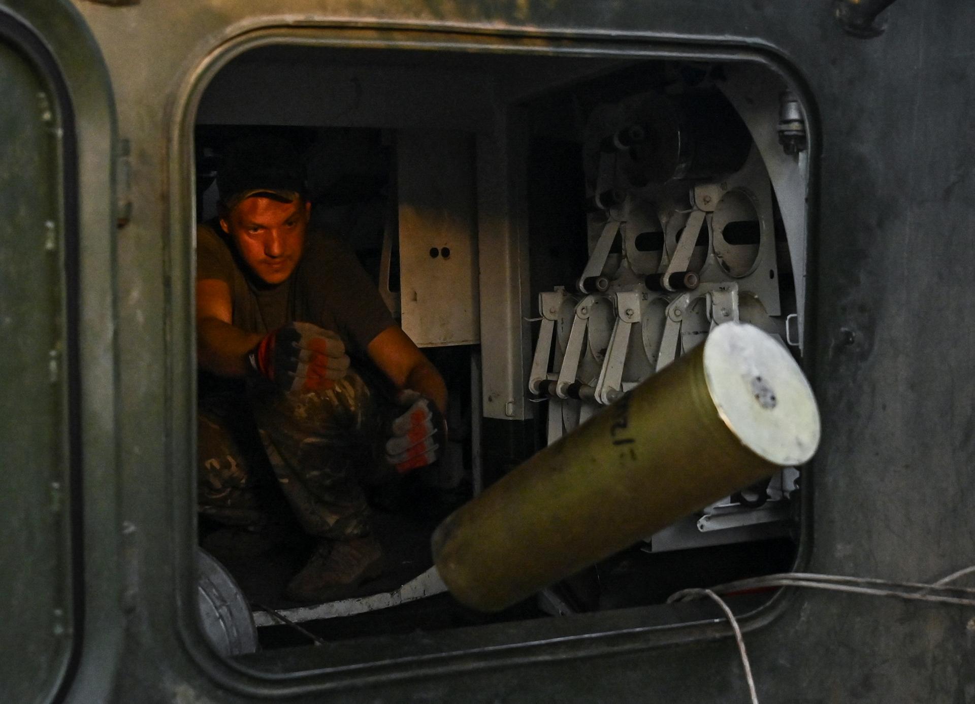 Ukrajina hlási, že zaútočila na ruské letisko a sklady s ropou a palivom