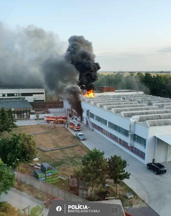 V obci Báhoň horí hala, na zraze fanúšikov motocyklov sa vznietila jedna z motoriek