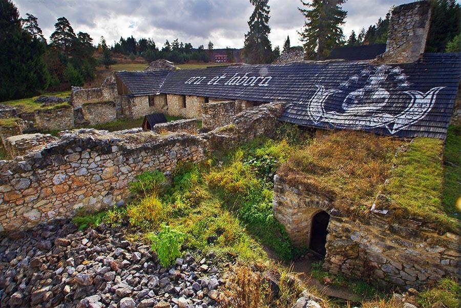 Celé dni mlčali a prepisovali knihy. Starý kláštor vstáva zo sutín a odhaľuje ako žili jeho dávni obyvatelia