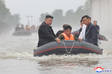 Severokórejský vodca Kim Čong-un a premiér Kim Tok Hun navštevujú záplavami postihnutú oblasť neďaleko hraníc s Čínou v provincii Severný Pchjongan v Severnej Kórei. FOTO: Reuters/KCNA