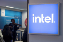 Intel zaznamenal v 2. kvartáli čistú stratu 1,61 miliardy USD po zisku 1,48 miliardy USD v rovnakom období pred rokom. FOTO: Reuters