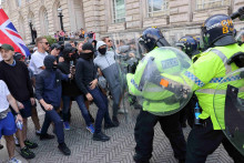 Polícia v Liverpoole informovala, že pri ”závažných výtržnostiach” v centre mesta bolo zranených niekoľko jej príslušníkov. FOTO: Reuters