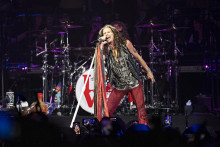 Spevák Steven Tyler z Aerosmithu vystupuje počas turné s názvom Peace Out.. FOTO: TASR/AP