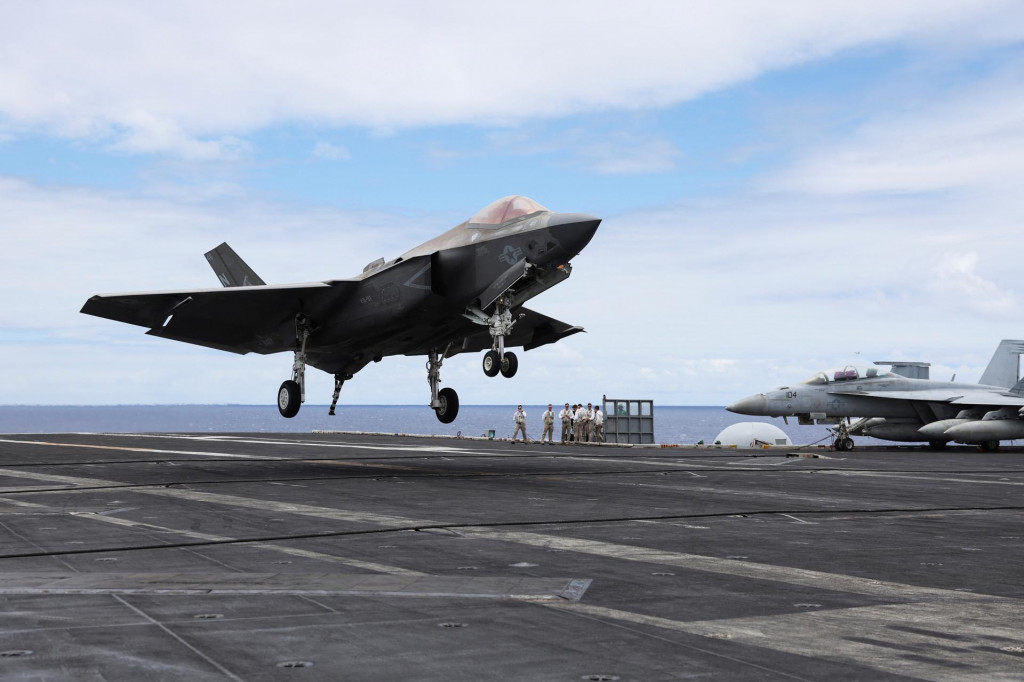 Lietadlo F-35 pristáva na dráhe lietadlovej lode USS Carl Vinson. FOTO: Reuters