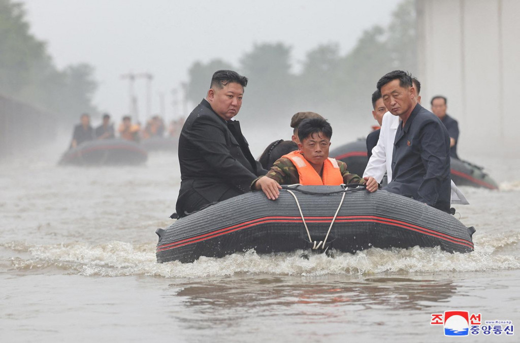 Severokórejský vodca Kim Čong-un a premiér Kim Tok Hun navštevujú záplavami postihnutú oblasť neďaleko hraníc s Čínou v provincii Severný Pchjongan v Severnej Kórei. FOTO: Reuters/KCNA