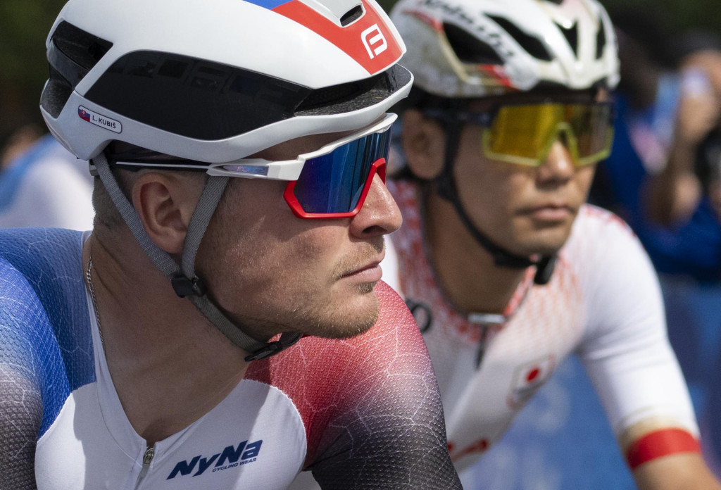 Slovenský reprezentant v cestnej cyklistike Lukáš Kubiš (vľavo) počas pretekov s hromadným štartom na XXXIII. letných olympijských hier v Paríži. FOTO: TASR/Martin Baumann