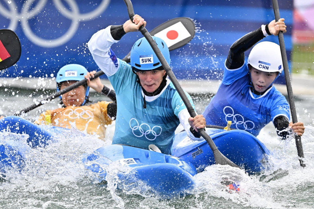 Vodná slalomárka Haruka Okazakiová z Japonska, Slovenka Eliška Mintálová a Li Š‘-tching z Číny v kvalifikačnej jazde kajak krosu počas XXXIII. letných olympijských hier v Paríži. FOTO: TASR/Michal Svítok