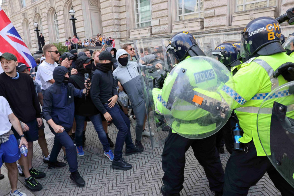 Polícia v Liverpoole informovala, že pri ”závažných výtržnostiach” v centre mesta bolo zranených niekoľko jej príslušníkov. FOTO: Reuters