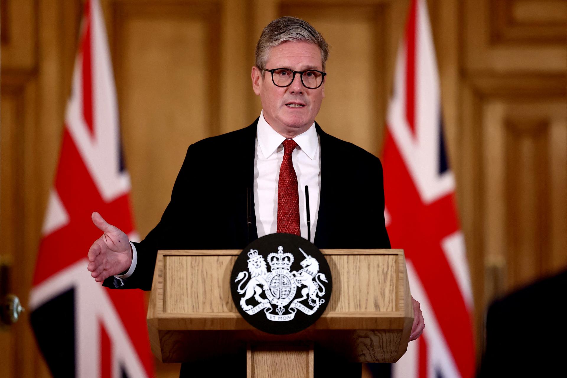 Britský premiér Starmer ostro odsúdil útok extrémistov na hotel žiadateľov o azyl