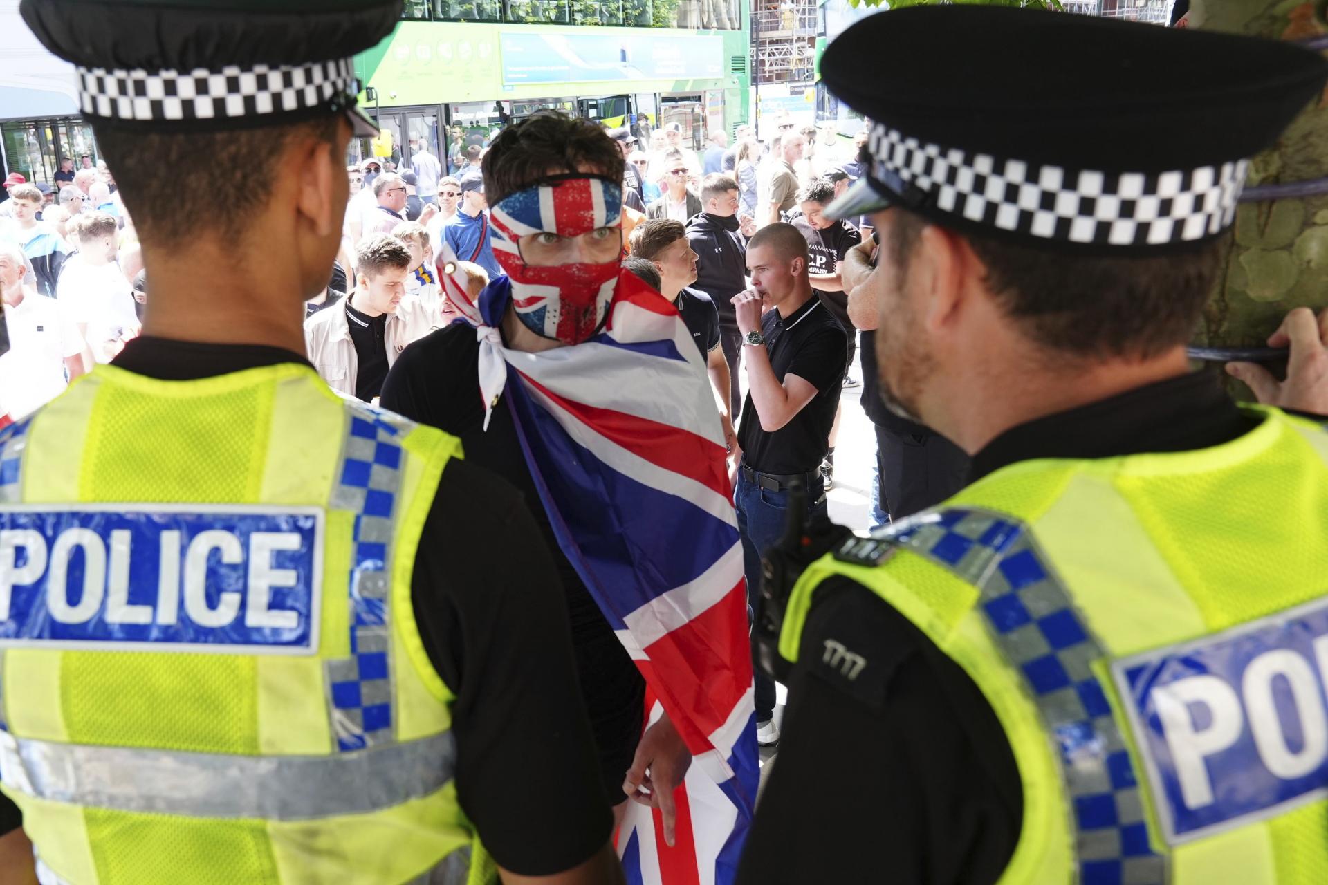 Britská vláda varuje, že nebude tolerovať násilné demonštrácie